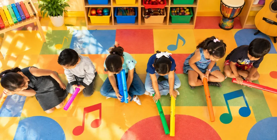 Juego musical grupal con tubos de colores